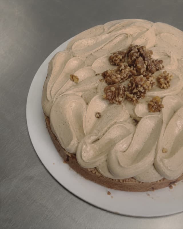Illustrative cake 8 — before